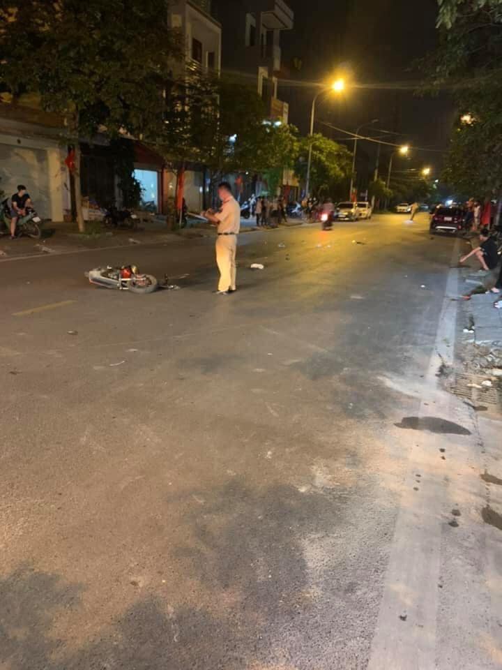 Lực lượng chức năng có mặt tại hiện trường vụ tai nạn Lực lượng chức năng có mặt tại hiện trường vụ tai nạn