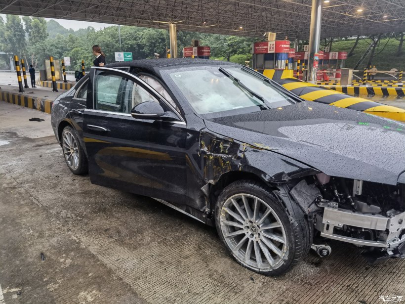 Chiếc Mercedes-Benz S-Class 2021 bị tai nạn tại Trung Quốc