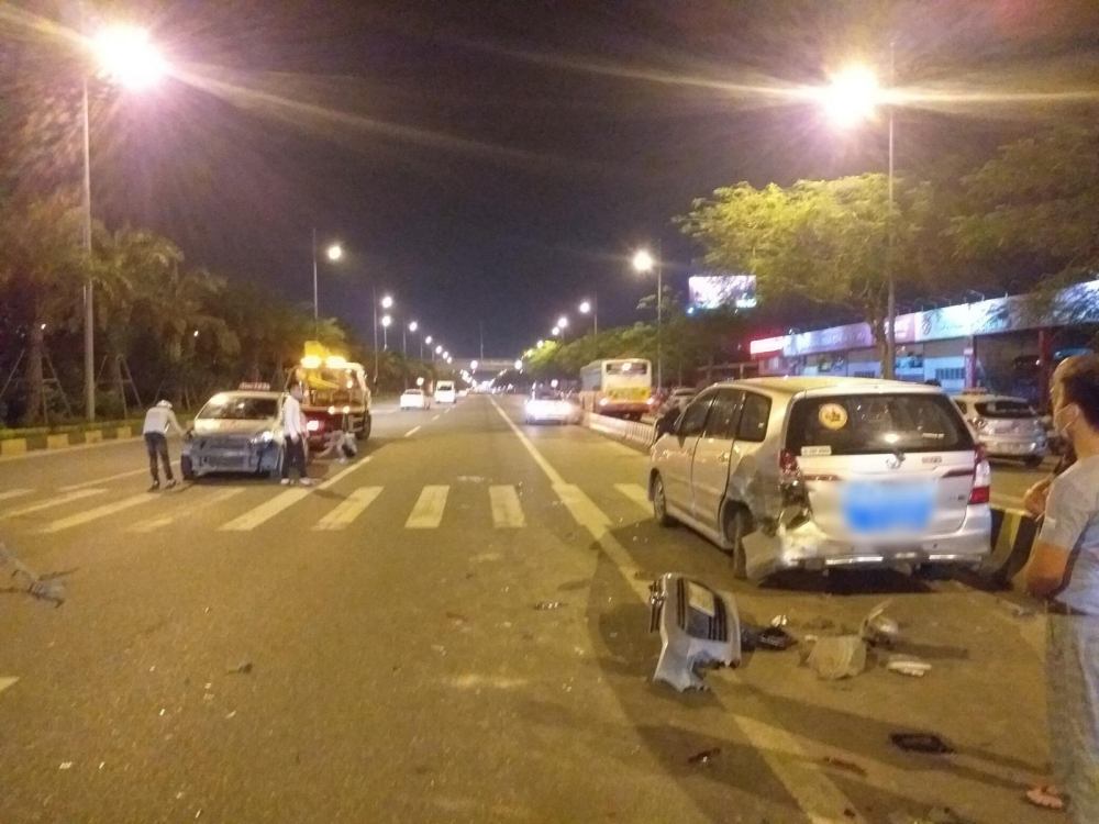 Hiện trường vụ tai nạn của xe Toyota Innova và taxi vào khuya hôm qua