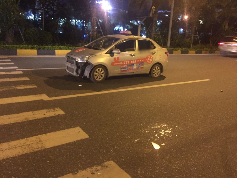 Chiếc xe taxi hỏng nặng phần đầu xe