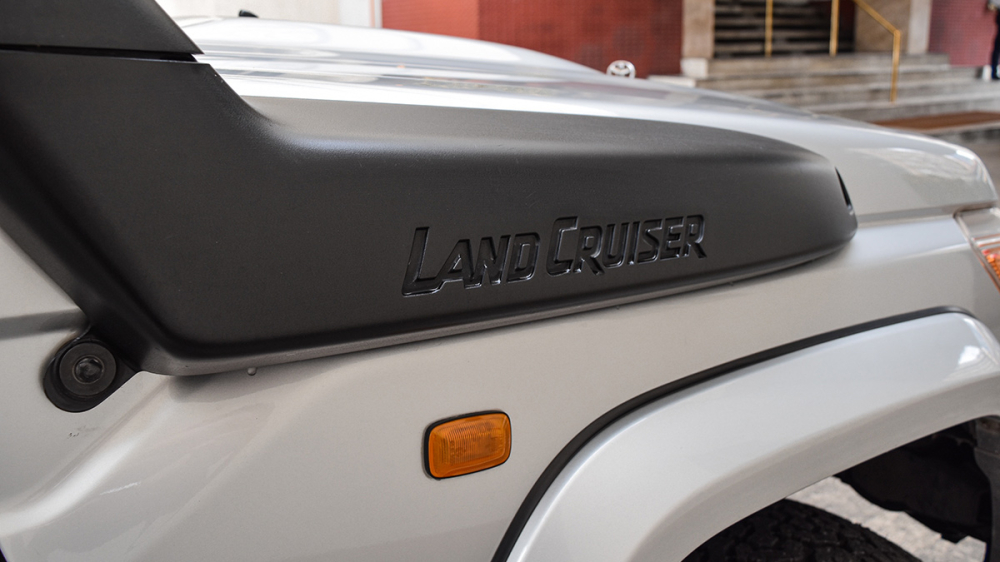 Hàng chữ Land Cruiser trên phần ống thở Hàng chữ Land Cruiser trên phần ống thở