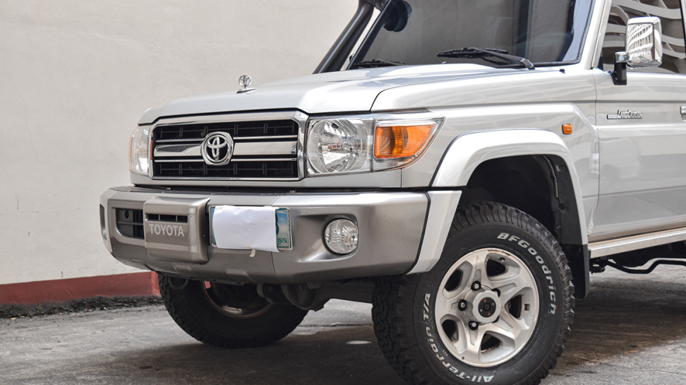 Đầu xe của chiếc Toyota Land Cruiser 76 bọc giáp Đầu xe của chiếc Toyota Land Cruiser 76 bọc giáp