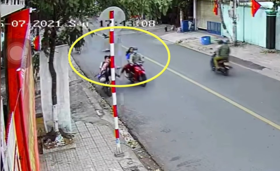 Nữ sinh ngồi sau xe máy giơ chân đạp ngã 2 nam sinh Nữ sinh ngồi sau xe máy giơ chân đạp ngã 2 nam sinh
