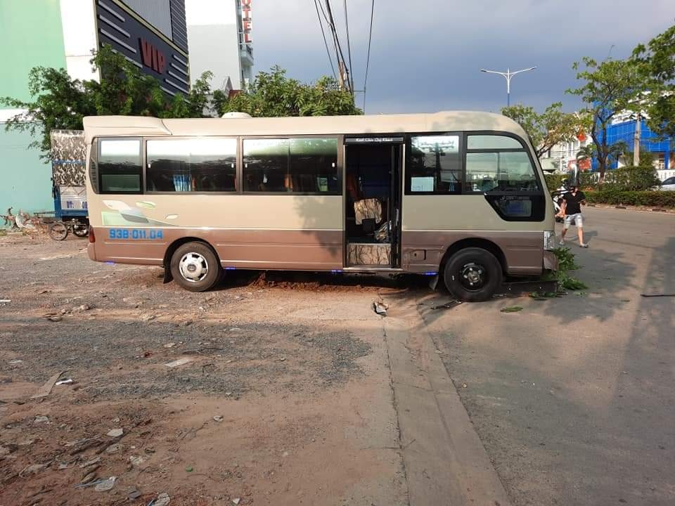 Chiếc ô tô khách tại hiện trường vụ tai nạn Chiếc ô tô khách tại hiện trường vụ tai nạn
