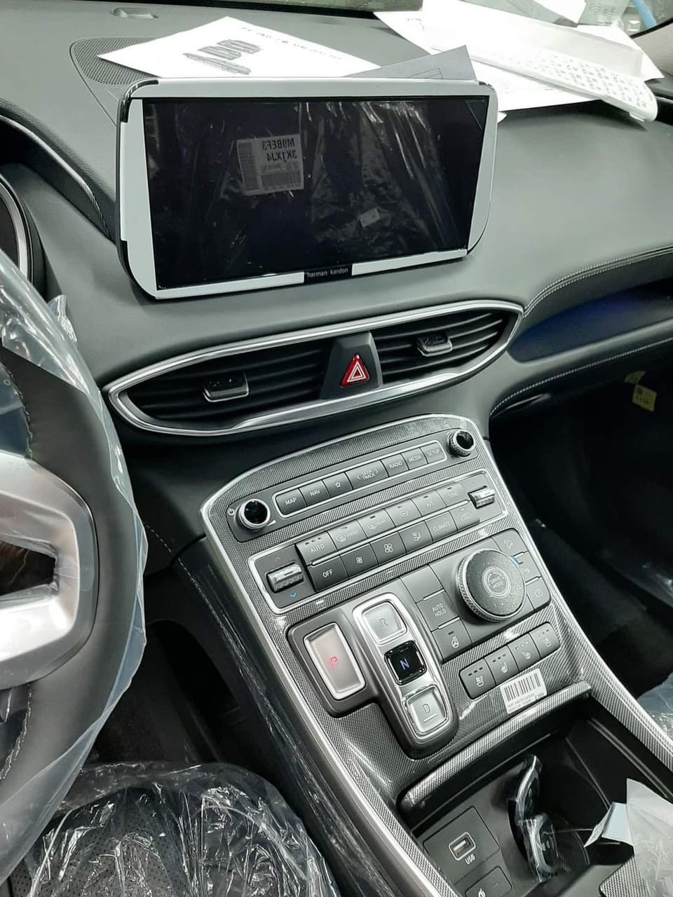 Hình ảnh chụp nội thất được cho là của Hyundai Santa Fe 2021 sắp ra mắt Việt Nam. Hình ảnh chụp nội thất được cho là của Hyundai Santa Fe 2021 sắp ra mắt Việt Nam.