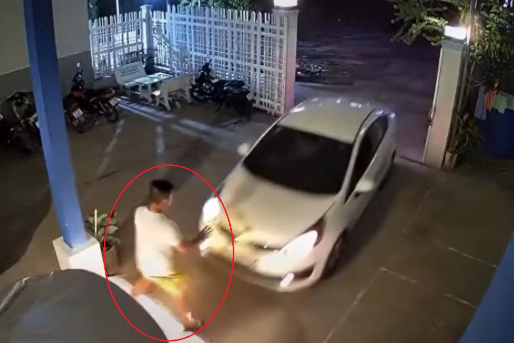Chiếc ô tô Kia lao vọt về phía trước, tông trúng người đàn ông đang đứng hướng dẫn đỗ xe Chiếc ô tô Kia lao vọt về phía trước, tông trúng người đàn ông đang đứng hướng dẫn đỗ xe