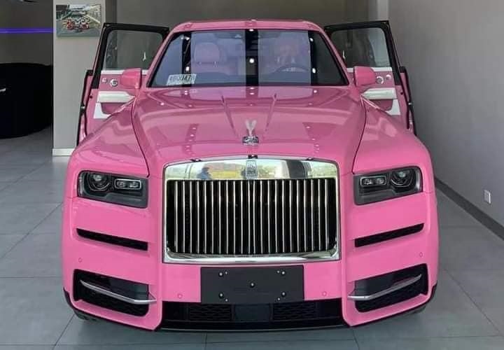 Rolls-Royce Cullinan màu hồng này khiến nhiều chị em ở Việt Nam mê mệt Rolls-Royce Cullinan màu hồng này khiến nhiều chị em ở Việt Nam mê mệt
