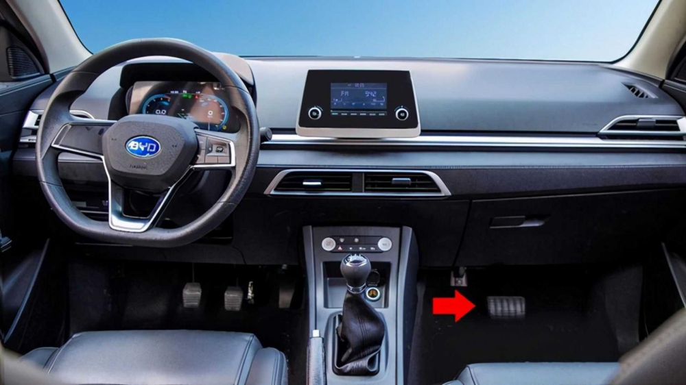 Bên ghế lái phụ cũng có chân phanh để người hướng dẫn có thể can thiệp khi cần Bên ghế lái phụ cũng có chân phanh để người hướng dẫn có thể can thiệp khi cần