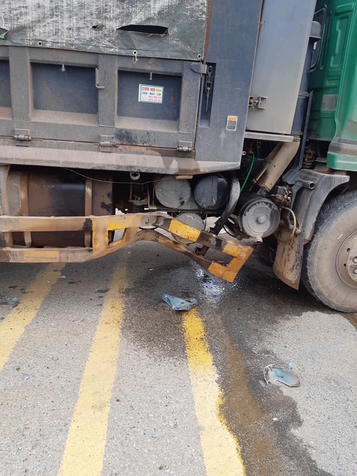 Khung sắt bên sườn xe ben bị hư hỏng Khung sắt bên sườn xe ben bị hư hỏng