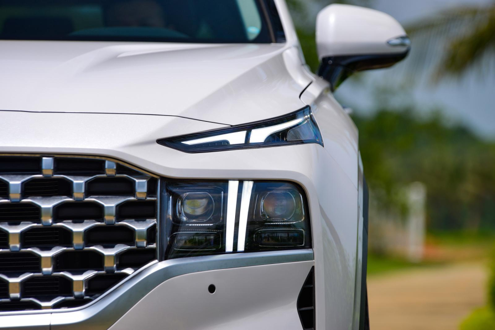 Diện mạo của Hyundai Santa Fe 2021 gây ấn tượng với dải đèn định vị ban ngày hình chữ T.