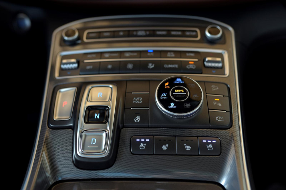 Bảng điều khiển trung tâm của Hyundai Santa Fe 2021 có thiết kế hiện đại hơn hẳn so với đời cũ. Bảng điều khiển trung tâm của Hyundai Santa Fe 2021 có thiết kế hiện đại hơn hẳn so với đời cũ.