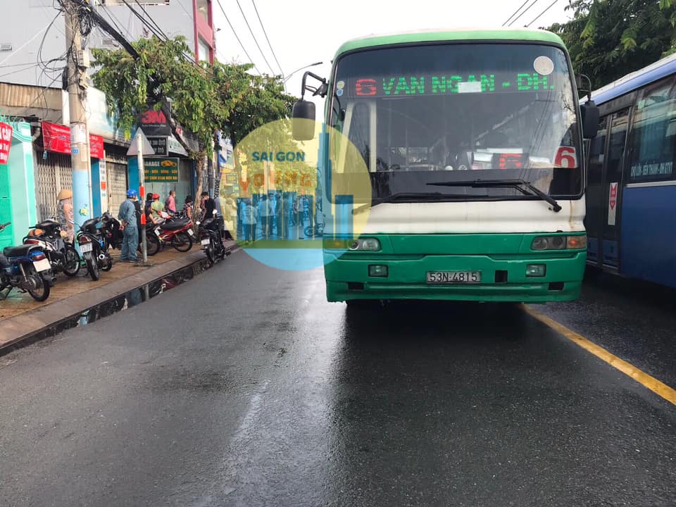 Chiếc xe buýt tại hiện trường vụ tai nạn Chiếc xe buýt tại hiện trường vụ tai nạn