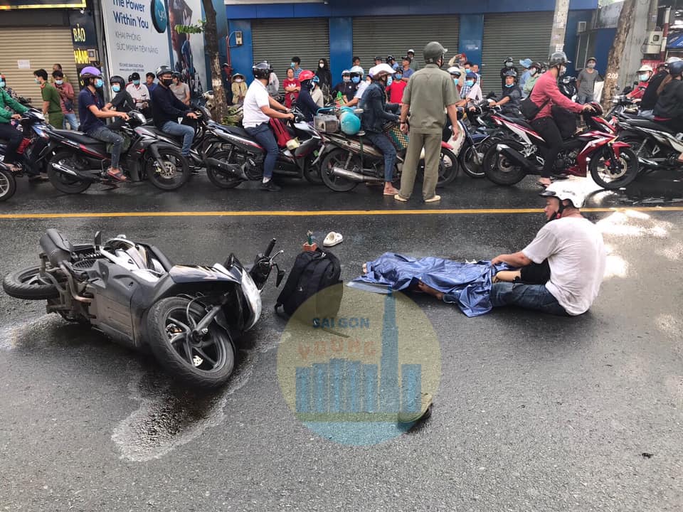 Ông S. ngồi ôm thi thể con gái sau tai nạn Ông S. ngồi ôm thi thể con gái sau tai nạn