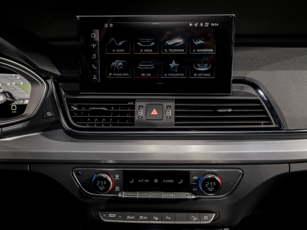 Màn hình trung tâm kích thước lớn cùng nhiều tính năng kết nối thông minh.