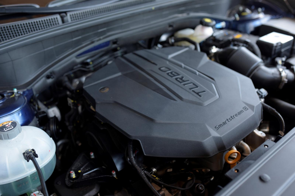 Động cơ dầu trên Hyundai Santa Fe 2021 là loại Smartstream D2.2 giống với Kia Sorento 2021.