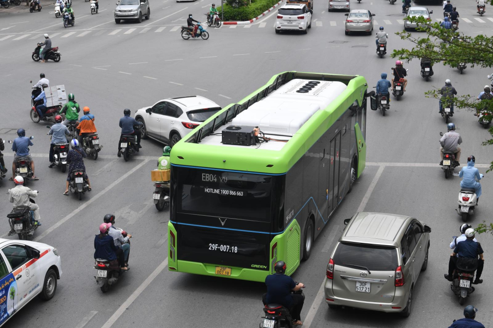 Xe được trang bị khối pin có dung lượng 281 kWh cho phạm vi hoạt động tối đa từ 220 – 260 km. Xe được trang bị khối pin có dung lượng 281 kWh cho phạm vi hoạt động tối đa từ 220 – 260 km.