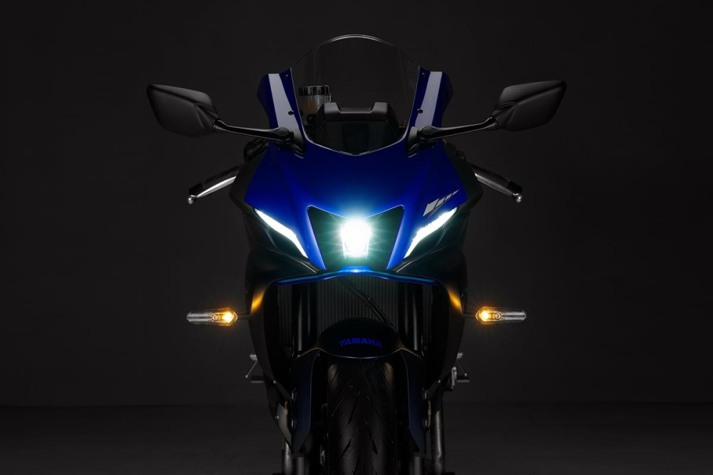 Thiết kế dàn đầu tuyệt đẹp của Yamaha R7 2021 nhưng lại sở hữu cặp xi-nhan khá thô Thiết kế dàn đầu tuyệt đẹp của Yamaha R7 2021 nhưng lại sở hữu cặp xi-nhan khá thô