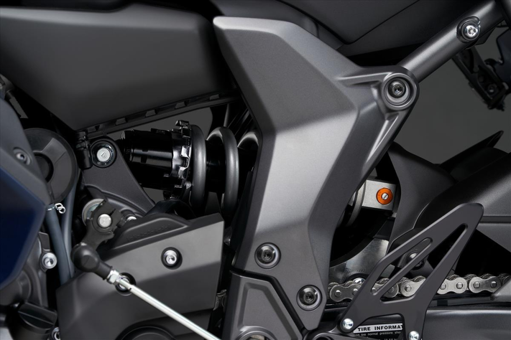 Phanh đĩa đơn sau với cùm Nissin, phuộc monoshock trên Yamaha R7 Phanh đĩa đơn sau với cùm Nissin, phuộc monoshock trên Yamaha R7