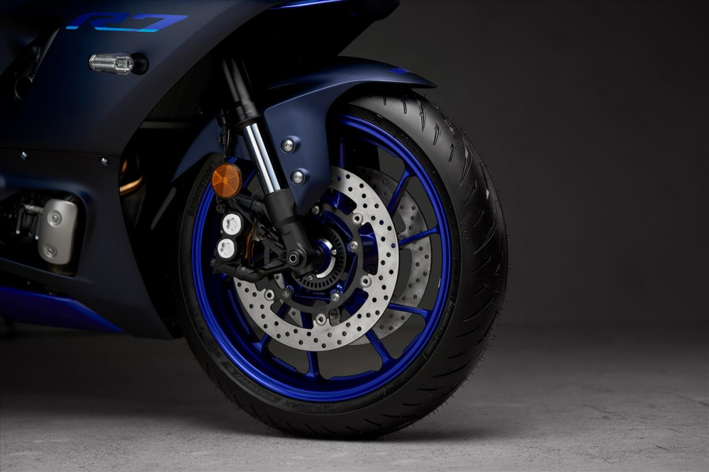 Phuộc ngược đến từ KYB, phanh Brembo trên Yamaha R7 2021 Phuộc ngược đến từ KYB, phanh Brembo trên Yamaha R7 2021