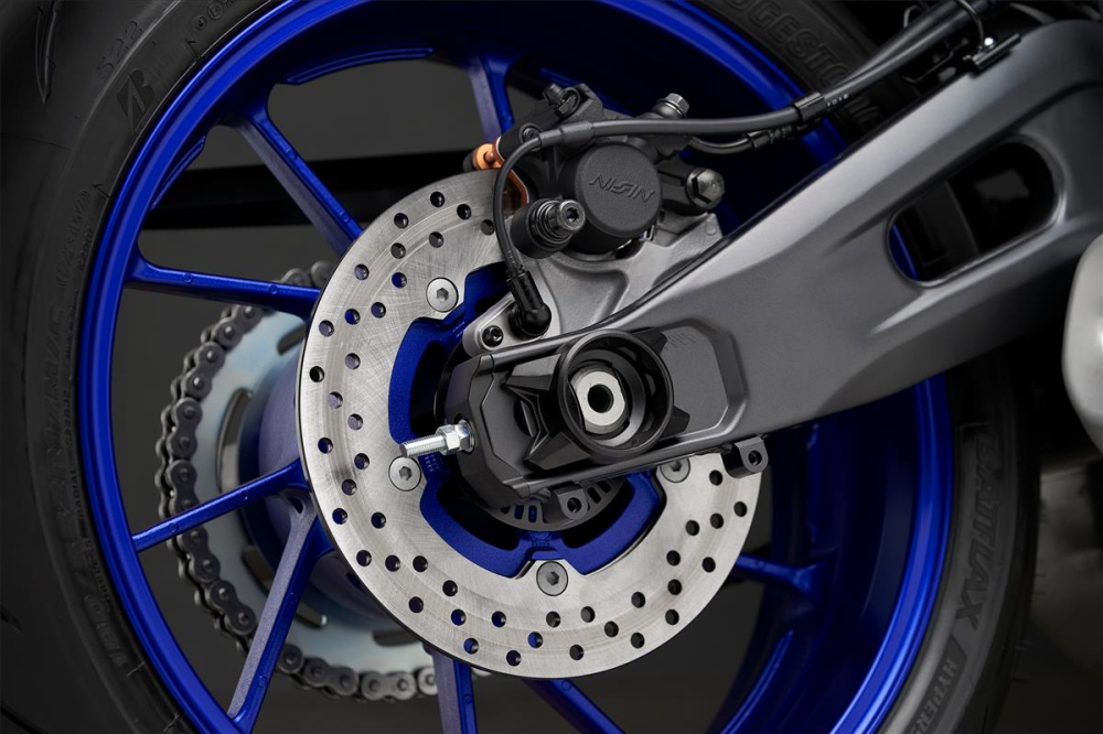 Phanh đĩa đơn sau với cùm Nissin, phuộc monoshock trên Yamaha R7 Phanh đĩa đơn sau với cùm Nissin, phuộc monoshock trên Yamaha R7