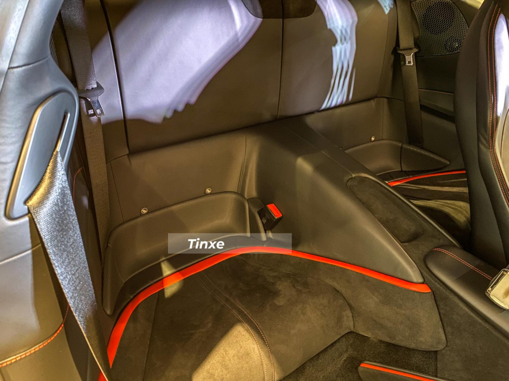 Hàng ghế sau của siêu xe Ferrari Roma chỉ phù hợp cho trẻ em ngồi Hàng ghế sau của siêu xe Ferrari Roma chỉ phù hợp cho trẻ em ngồi