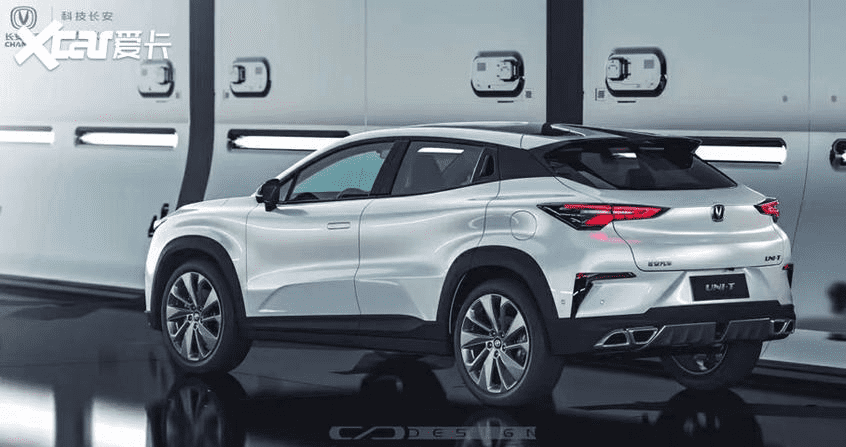 Trần xe vuốt về phía đuôi sau trước khi uốn lên làm cánh gió. Trần xe vuốt về phía đuôi sau trước khi uốn lên làm cánh gió.
