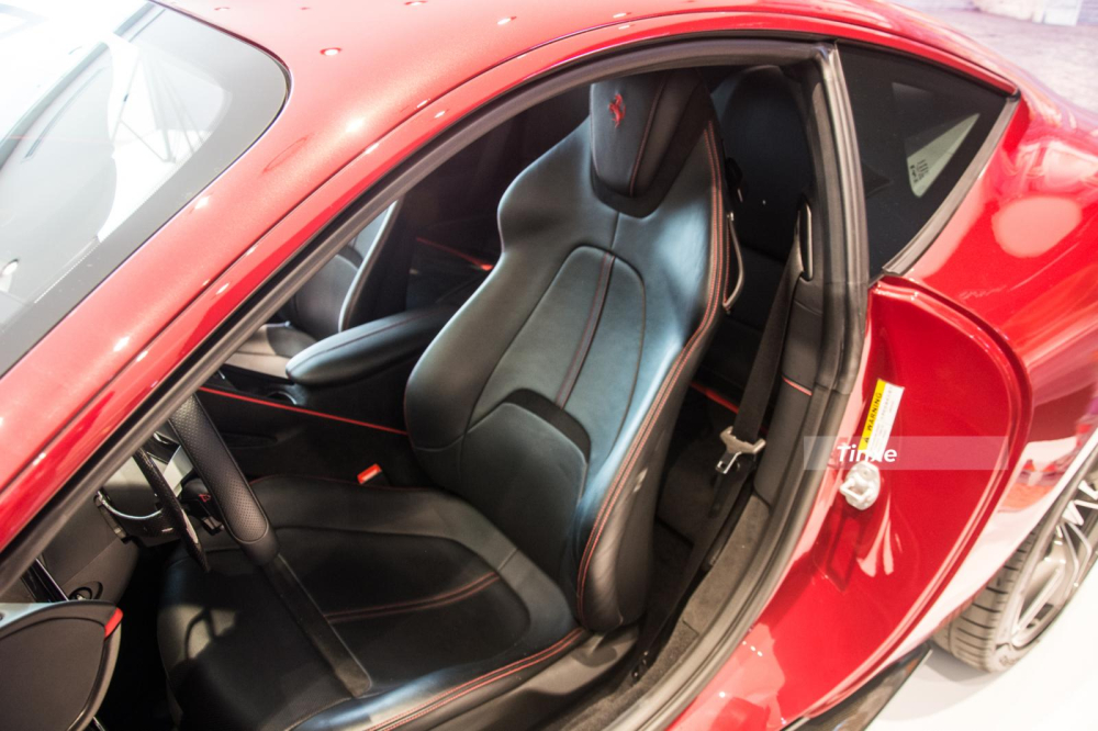 Chiếc Ferrari Roma này có ghế ngồi bọc da cùng chỉ may đỏ Chiếc Ferrari Roma này có ghế ngồi bọc da cùng chỉ may đỏ