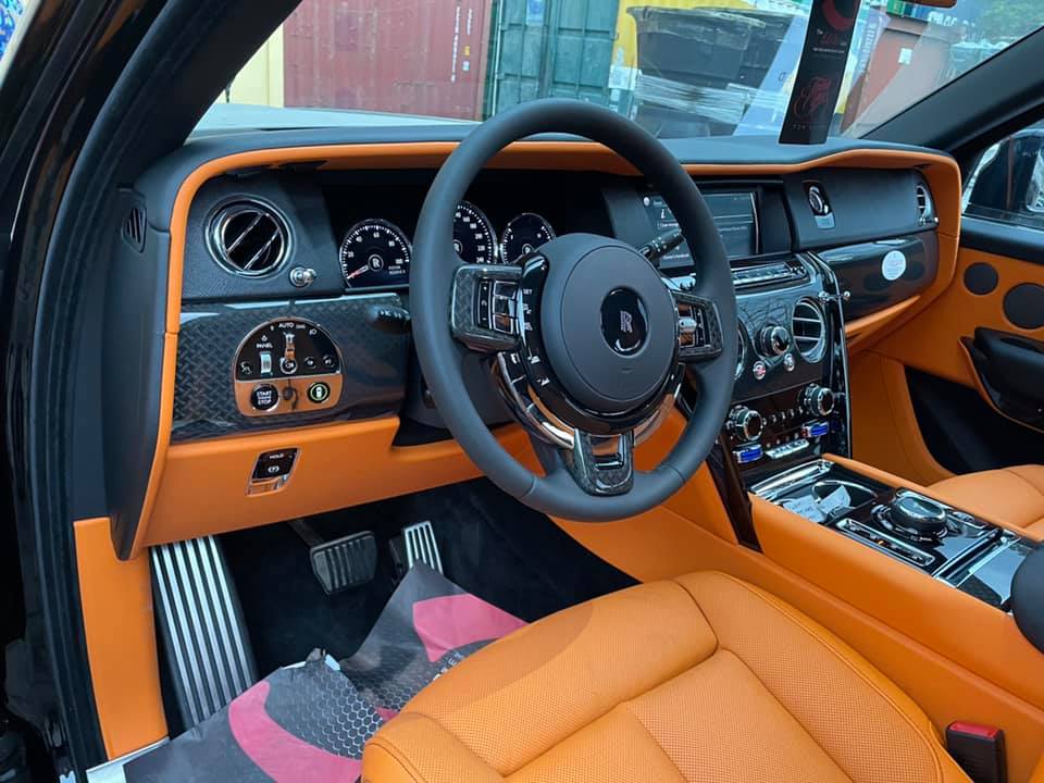 Khoang lái xe có thêm nhiều chi tiết sơn đen và sợi carbon xử lý rất tinh xảo trên bản Rolls-Royce Cullinan Black Badge