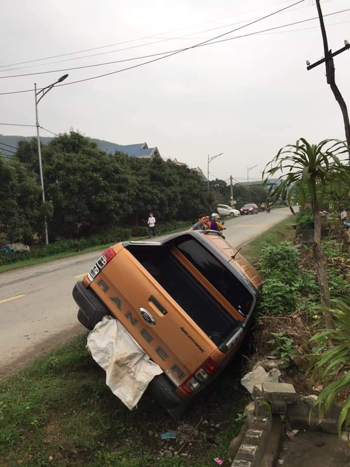 Cả chiếc xe bán tải và xe buýt đều bị hư hỏng Cả chiếc xe bán tải và xe buýt đều bị hư hỏng