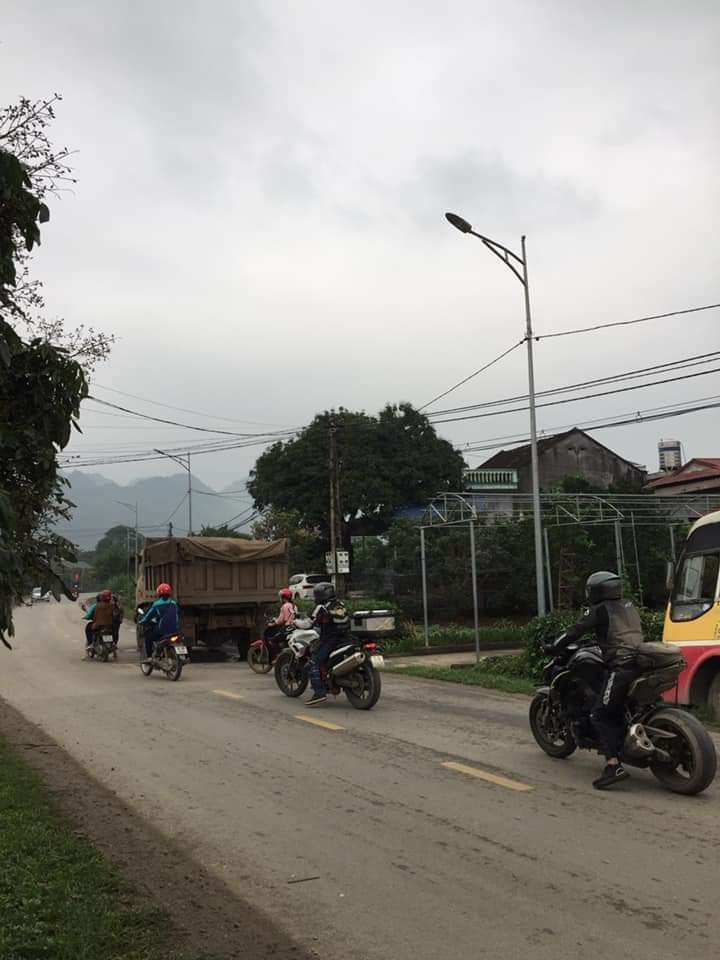 Chiếc xe ben tại hiện trường vụ tai nạn Chiếc xe ben tại hiện trường vụ tai nạn