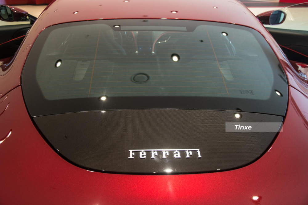 Kính gió phía sau dạng bo tròn kết hợp cùng cánh gió đuôi của xe, tuỳ chọn này trên chiếc Ferrari Roma chính hãng mới về nước là carbon Kính gió phía sau dạng bo tròn kết hợp cùng cánh gió đuôi của xe, tuỳ chọn này trên chiếc Ferrari Roma chính hãng mới về nước là carbon