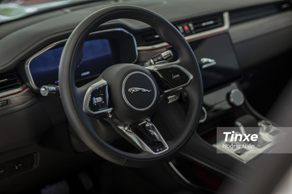 Vô-lăng thiết kế mới của Jaguar F-Pace 2021 khá tương đồng với Jaguar XE 2020.