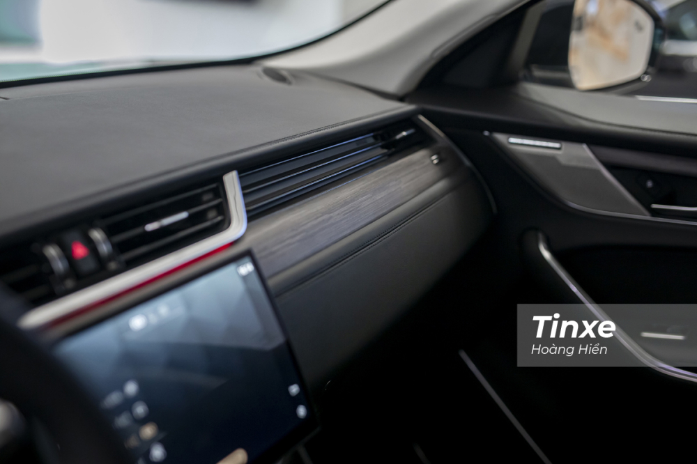 Cụm cửa gió điều hoà được thiết kế liền mạch tạo sự xuyên suốt trong thiết kế nội thất của Jaguar F-Pace.