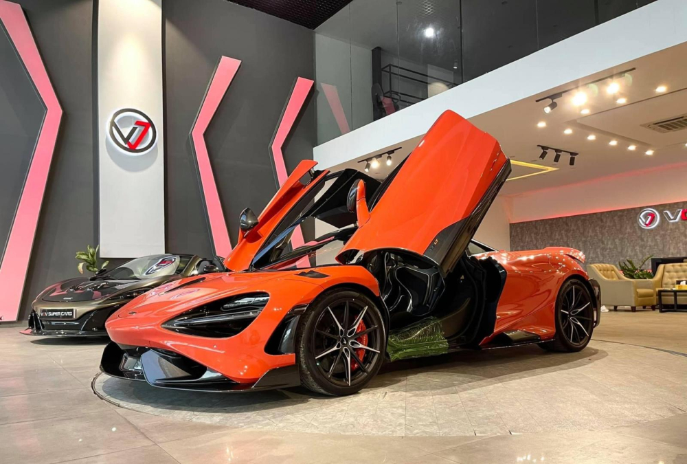 Ngoại thất siêu xe McLaren 765LT này có màu đỏ-cam, kế bên còn có chiếc siêu xe McLaren 650S Spider độ Liberty Walk Ngoại thất siêu xe McLaren 765LT này có màu đỏ-cam, kế bên còn có chiếc siêu xe McLaren 650S Spider độ Liberty Walk