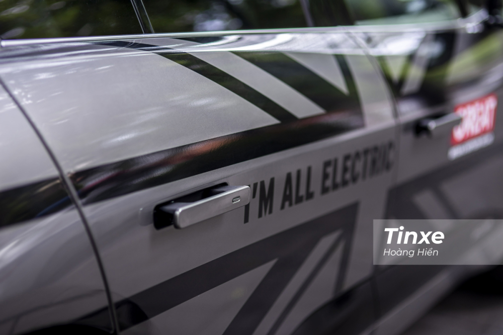 Tay nắm cửa Jaguar i-Pace cũng là dạng thò thụt như Range Rover Evoque và Velar. Tay nắm cửa Jaguar i-Pace cũng là dạng thò thụt như Range Rover Evoque và Velar.