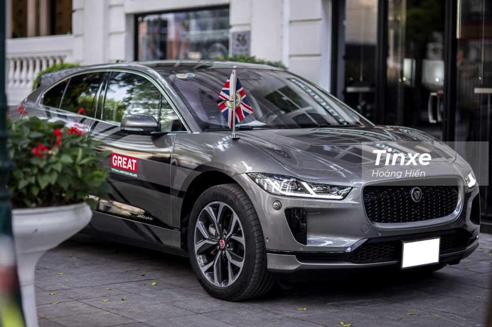 Ngoại thất Jaguar i-Pace 2021 mang thiết kế của một chiếc crossover hay là hatchback cỡ lớn hơn là một chiếc xe thuần SUV. Ngoại thất Jaguar i-Pace 2021 mang thiết kế của một chiếc crossover hay là hatchback cỡ lớn hơn là một chiếc xe thuần SUV.