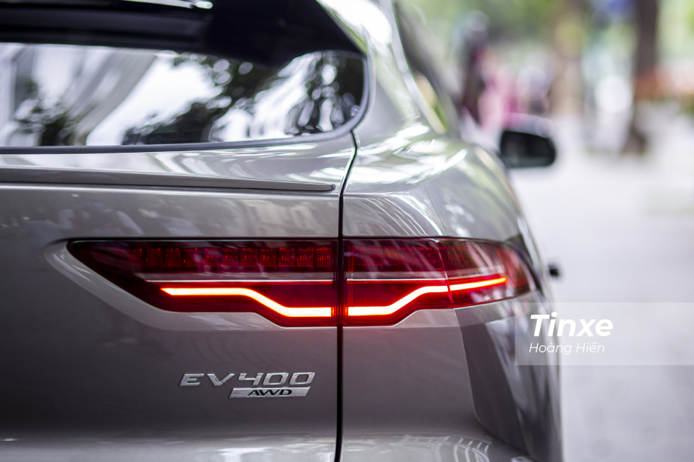 Jaguar I-Pace có thể tăng tốc từ 0-96 km/h chỉ trong 4,5 giây. Jaguar I-Pace có thể tăng tốc từ 0-96 km/h chỉ trong 4,5 giây.