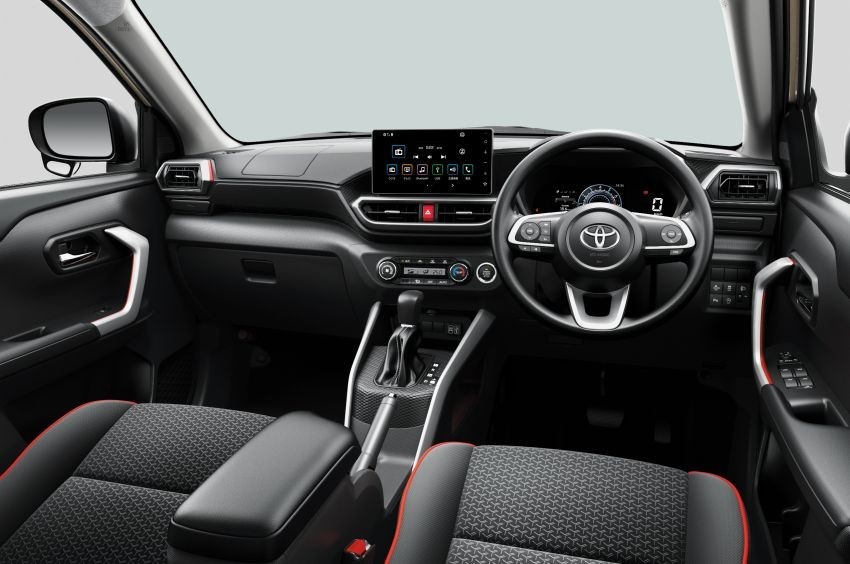 Tại Nhật Bản, Toyota Raize được trang bị màn hình giải trí 9 inch có hỗ trợ kết nối Apple CarPlay/Android Auto cùng bảng đồng hồ kỹ thuật số 7 inch có 4 chế độ hiển thị. Tại Nhật Bản, Toyota Raize được trang bị màn hình giải trí 9 inch có hỗ trợ kết nối Apple CarPlay/Android Auto cùng bảng đồng hồ kỹ thuật số 7 inch có 4 chế độ hiển thị.