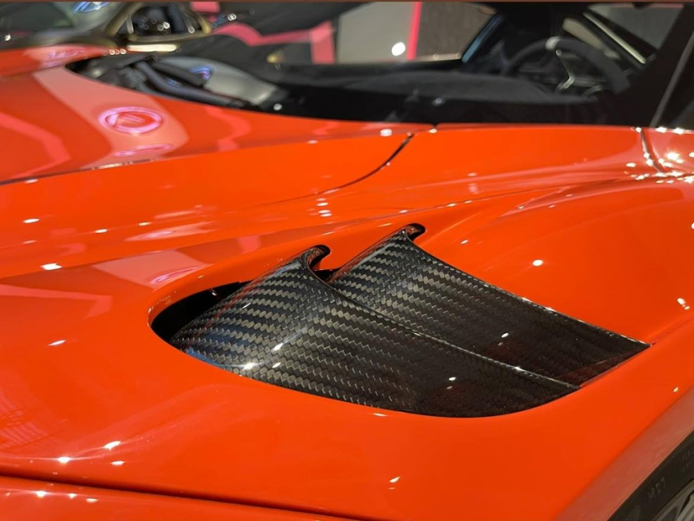 Ngoài ra các chi tiết trên siêu xe McLaren 765LT này đều là tuỳ chọn carbon thay vì sơn đen. Trong ảnh là 2 ốp hốc gió trên vòm bánh xe trước Ngoài ra các chi tiết trên siêu xe McLaren 765LT này đều là tuỳ chọn carbon thay vì sơn đen. Trong ảnh là 2 ốp hốc gió trên vòm bánh xe trước