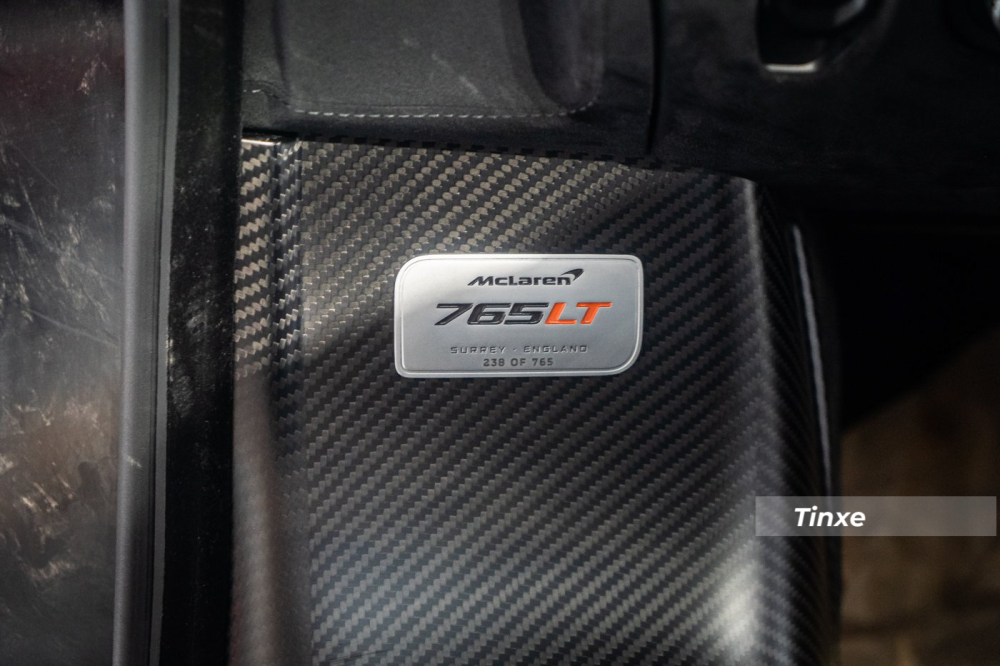 Chứng minh nhân dân được gắn trên bậc cửa xe cho thấy chiếc sêu xe giới hạn McLaren 765LT này có số thứ tự 238/765 chiếc được sản xuất trên toàn thế giới.