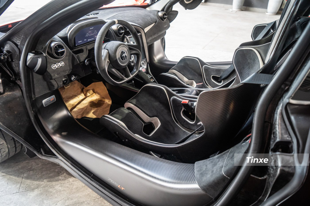 Mở cửa cánh bướm của chiếc siêu xe McLaren 765LT thứ 3 về Việt Nam để lộ khoang lái cũng cá tính hơn với gói nội thất carbon ở bậc cửa hay một số chi tiết trong khoang lái của xe. Mở cửa cánh bướm của chiếc siêu xe McLaren 765LT thứ 3 về Việt Nam để lộ khoang lái cũng cá tính hơn với gói nội thất carbon ở bậc cửa hay một số chi tiết trong khoang lái của xe.