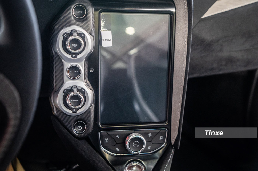 Siêu xe giới hạn McLaren 765LT chỉ mất 2,8 giây để tăng tốc lên 100 km/h từ vị trí xuất phát trước khi đạt vận tốc tối đa 330 km/h. Tuy mạnh hơn nhưng McLaren 765LT lại có vận tốc tối đa 330 km/h, thấp hơn so với siêu xe McLaren 720S. Điều này cũng dễ hiểu khi hãng xe Anh quốc đã thiết lập ra nhiều tính năng cũng như thiết kế để ưu tiên cho McLaren 765LT chạy trong đường đua. Siêu xe giới hạn McLaren 765LT chỉ mất 2,8 giây để tăng tốc lên 100 km/h từ vị trí xuất phát trước khi đạt vận tốc tối đa 330 km/h. Tuy mạnh hơn nhưng McLaren 765LT lại có vận tốc tối đa 330 km/h, thấp hơn so với siêu xe McLaren 720S. Điều này cũng dễ hiểu khi hãng xe Anh quốc đã thiết lập ra nhiều tính năng cũng như thiết kế để ưu tiên cho McLaren 765LT chạy trong đường đua.