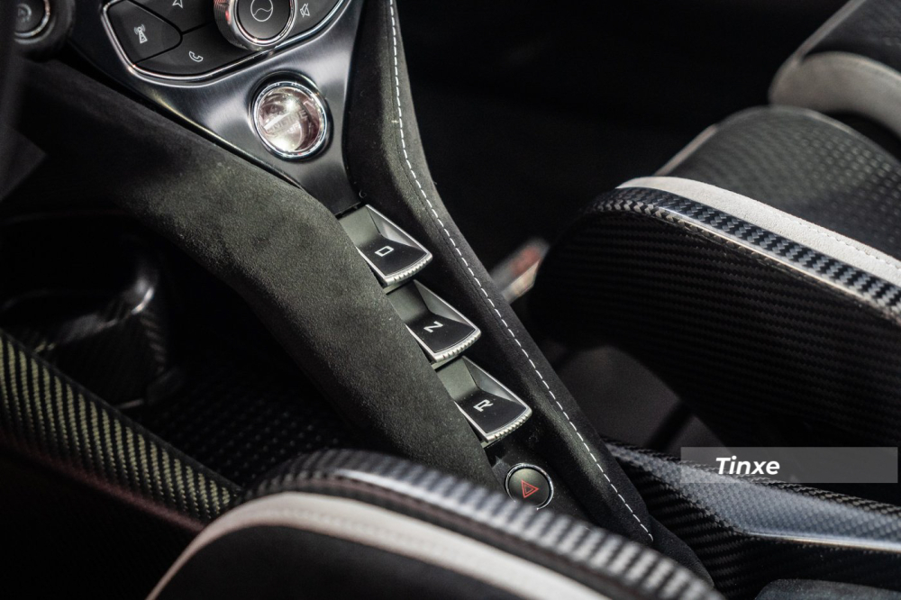 Toàn bộ sức mạnh của khối động cơ khủng này trên McLaren 765LT sẽ chạy qua hộp số ly hợp kép bảy tốc độ đã có các tinh chỉnh làm cho việc sang số nhanh hơn 15% so với đàn anh. Toàn bộ sức mạnh của khối động cơ khủng này trên McLaren 765LT sẽ chạy qua hộp số ly hợp kép bảy tốc độ đã có các tinh chỉnh làm cho việc sang số nhanh hơn 15% so với đàn anh.