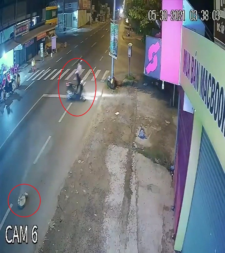 Cục bê tông nằm trên lòng đường, gây tai nạn cho người phụ nữ đi xe máy Cục bê tông nằm trên lòng đường, gây tai nạn cho người phụ nữ đi xe máy