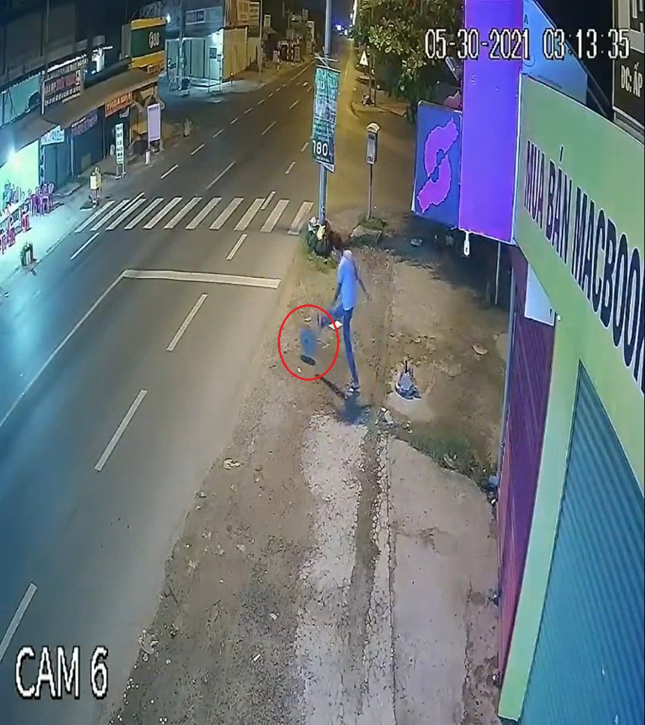 Nam thanh niên lăn cục bê tông ra đường Nam thanh niên lăn cục bê tông ra đường