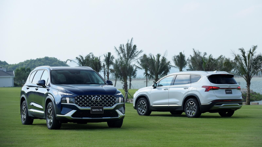 Hyundai Santa Fe 2021 thuộc bản nâng cấp giữa vòng đời, vẫn có 6 phiên bản cùng giá niêm yết khởi điểm từ 1,03 tỷ và cao nhất lên tới 1,34 tỷ đồng. Hyundai Santa Fe 2021 thuộc bản nâng cấp giữa vòng đời, vẫn có 6 phiên bản cùng giá niêm yết khởi điểm từ 1,03 tỷ và cao nhất lên tới 1,34 tỷ đồng.