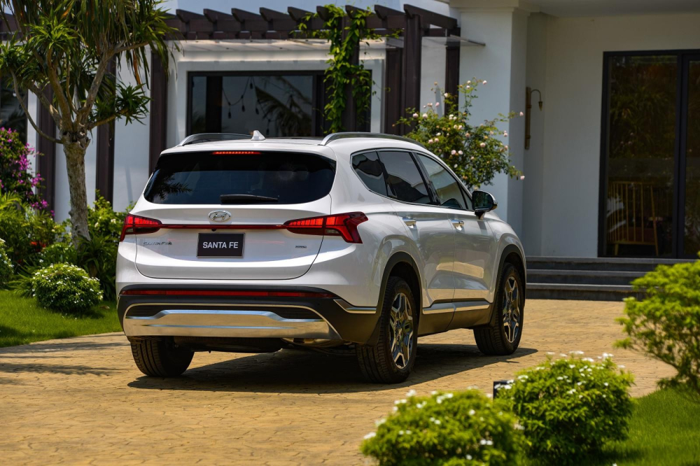 So với đời cũ, giá bán của Hyundai Santa Fe 2021 tăng ít nhất 35 triệu và nhiều nhất 95 triệu đồng. So với đời cũ, giá bán của Hyundai Santa Fe 2021 tăng ít nhất 35 triệu và nhiều nhất 95 triệu đồng.
