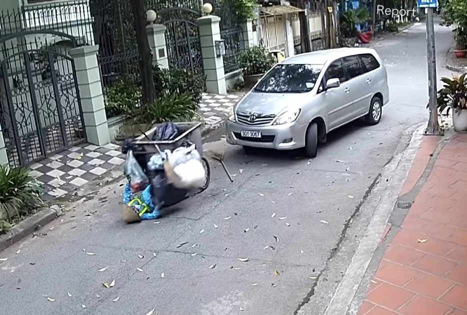 Chiếc Toyota Innova tông trúng xe thu gom rác khiến nữ công nhân môi trường bị ngã ra sau Chiếc Toyota Innova tông trúng xe thu gom rác khiến nữ công nhân môi trường bị ngã ra sau