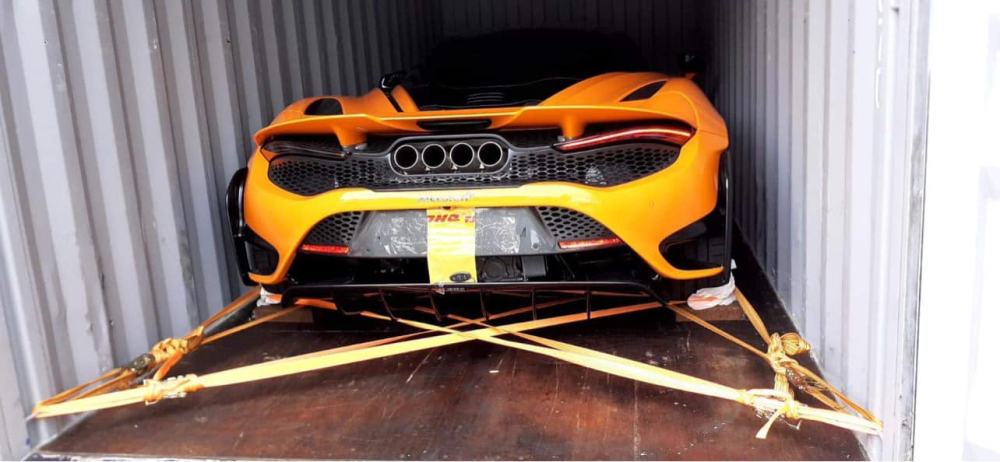 Chiếc McLaren 765LT đã được cho vào trong container để đi đường biển về dải đất hình chữ S Chiếc McLaren 765LT đã được cho vào trong container để đi đường biển về dải đất hình chữ S