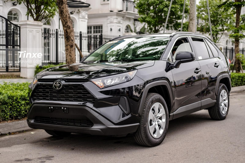 Toyota RAV4 đời mới vẫn được đưa về Việt Nam nhưng là qua đường nhập khẩu tư nhân, giá cao lên tới hơn 2,5 tỷ đồng nhưng khách Việt vẫn chịu chơi. Toyota RAV4 đời mới vẫn được đưa về Việt Nam nhưng là qua đường nhập khẩu tư nhân, giá cao lên tới hơn 2,5 tỷ đồng nhưng khách Việt vẫn chịu chơi.